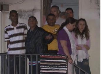 Bandidos fazem nove pessoas refns dentro de casa (duas irms)